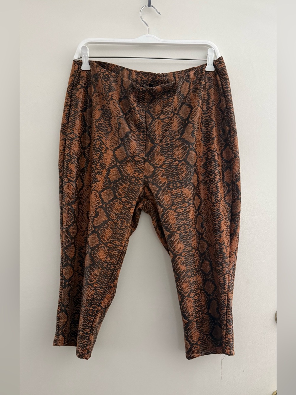Plus Size Snake-Print Brown capri leggings